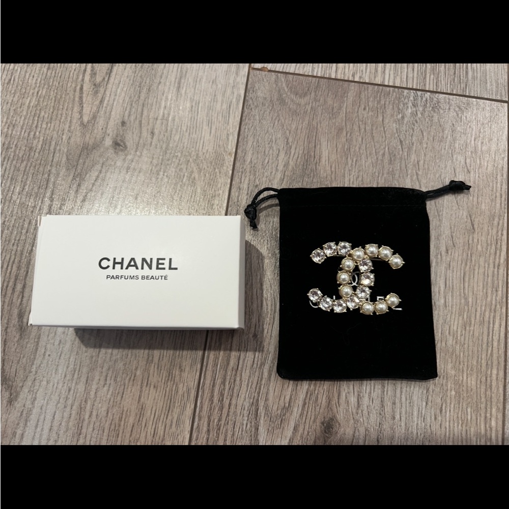 Chanel Brooch Perfume Beauty VIP Gift Pearls and Crystals